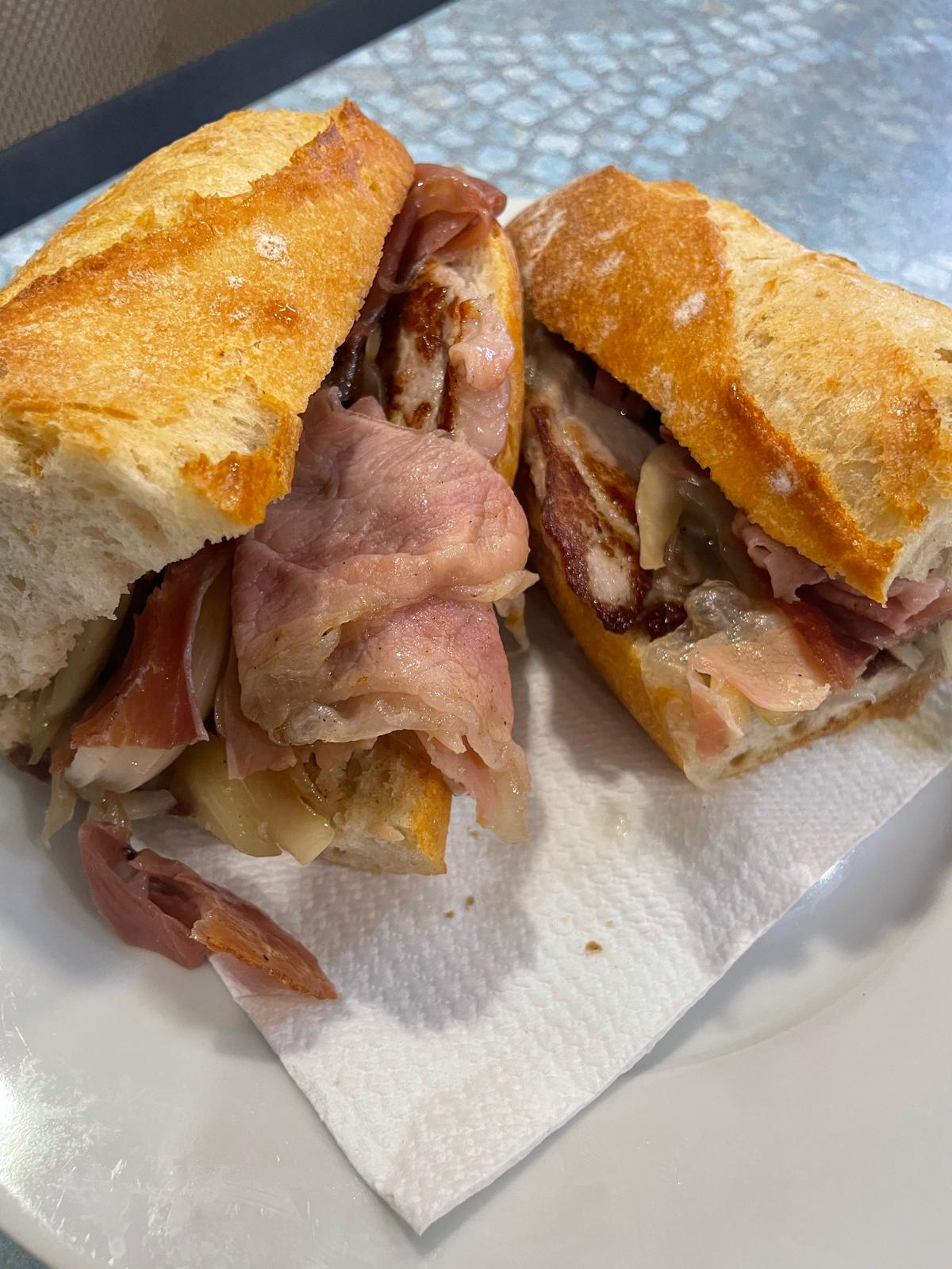 Brascada - Bocadillo de ternera, cebolla y jamón