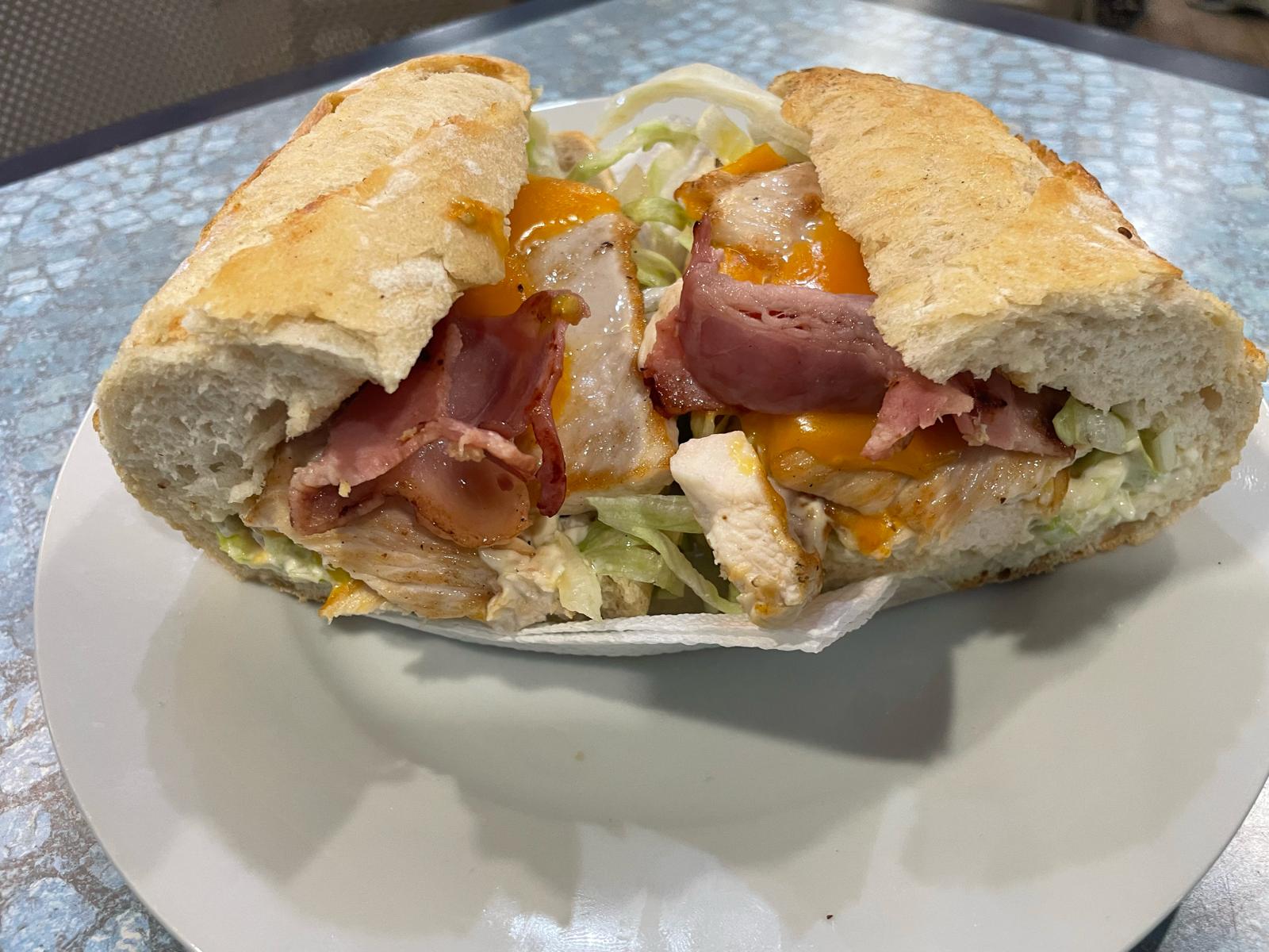 Chivito - Bocadillo especial con lomo, queso, bacon y verduras