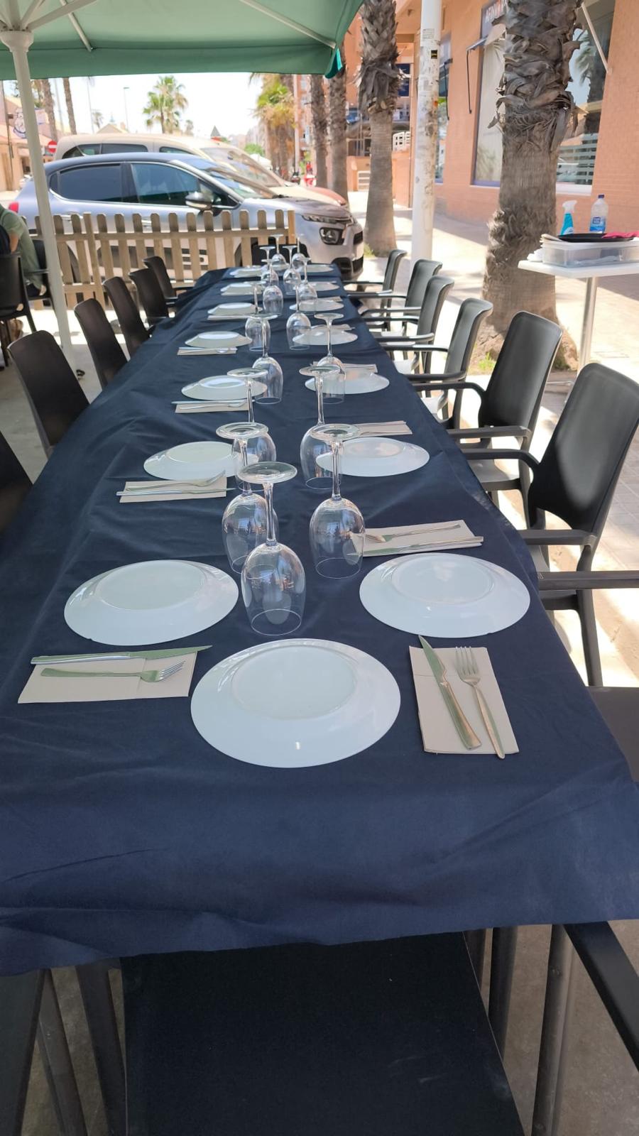 Terraza exterior - Mesa preparada para celebraciones con vista a la calle