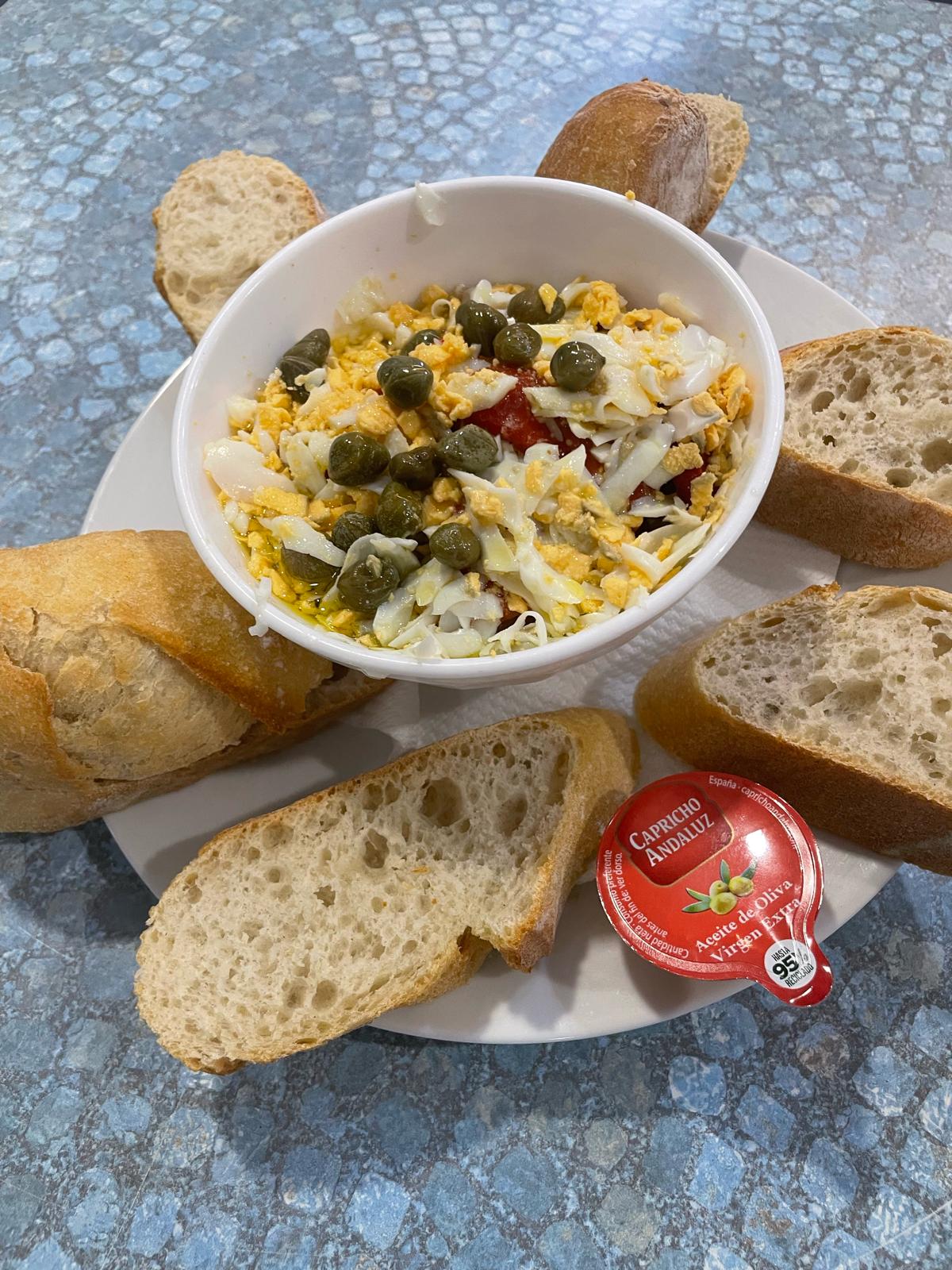 Ensalada con pan - Ensalada fresca con aceitunas y pan artesano