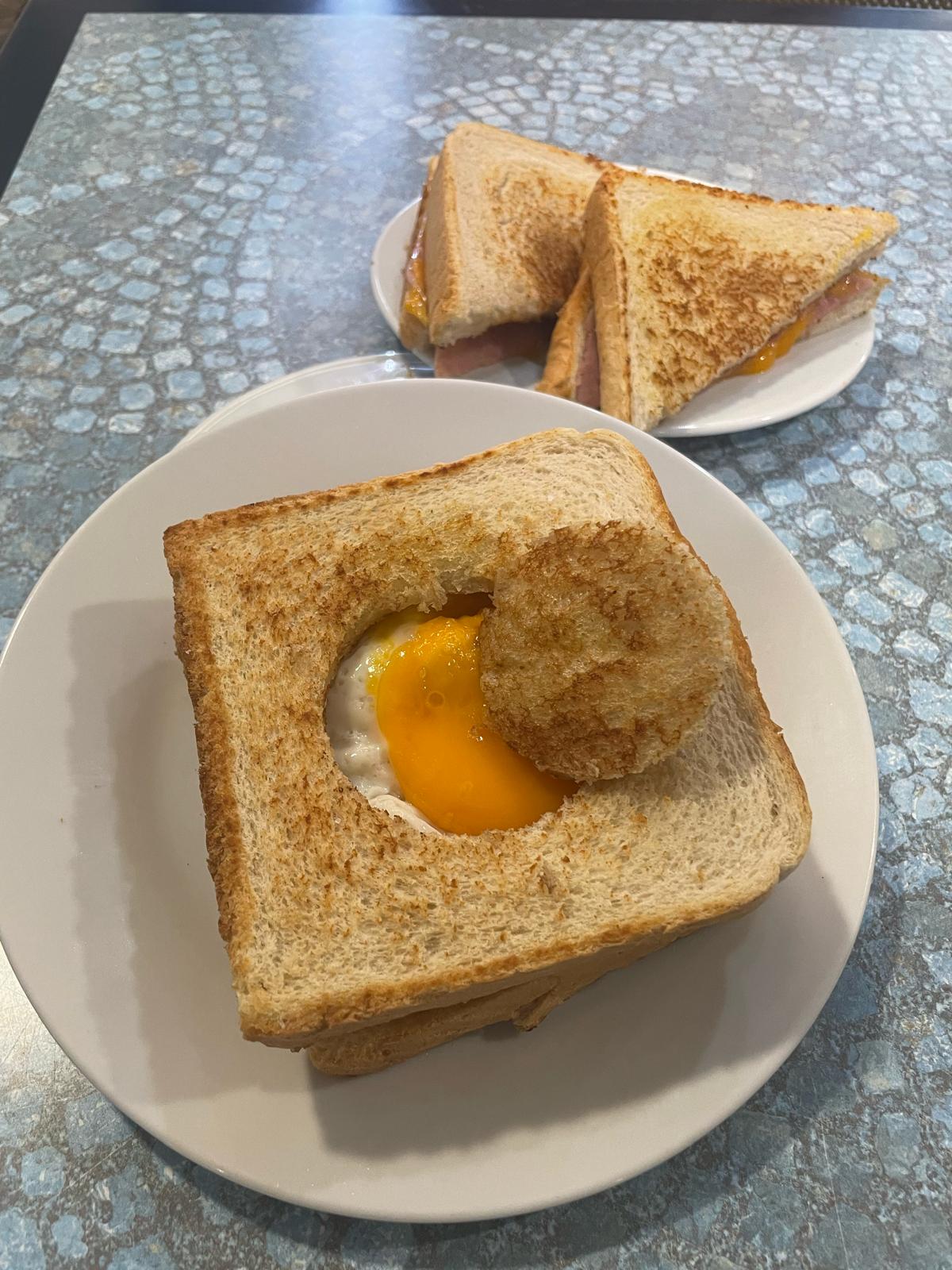 Pan con huevo - Tostada con huevo frito en el centro