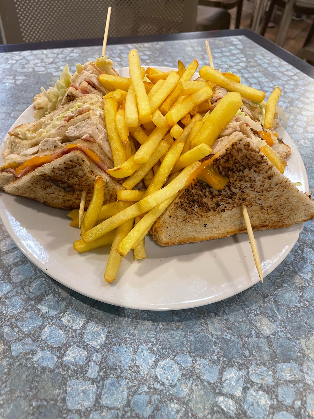 Sándwich con patatas - Sándwich mixto acompañado de patatas fritas