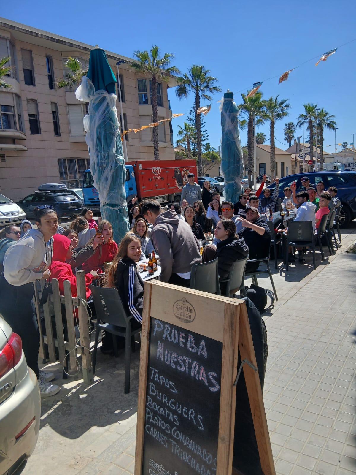 Terraza llena - Clientes disfrutando en la terraza exterior con ambiente animado