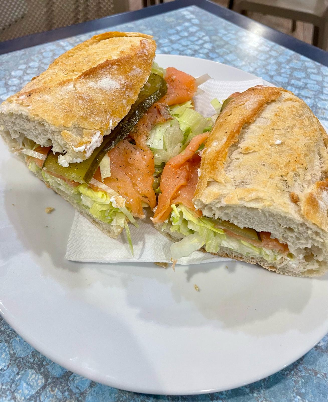 Bocadillo de verduras - Sándwich vegetal con pimientos y verduras frescas